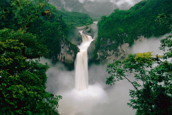 Großer Wasserfall im dichten Grün