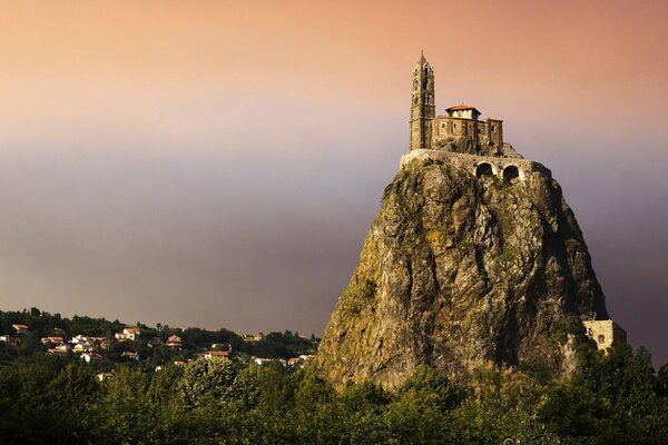 Baute eine Burg auf dem Gipfel des Berges