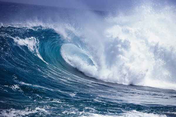 The raging ocean. Waves with splashes