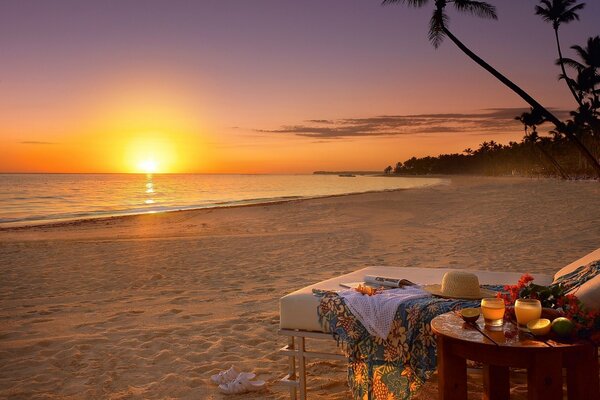 Dîner au coucher du soleil au bord de la mer