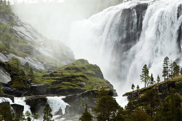 Wasserfall in der Nähe von grünen Bergen und Bäumen
