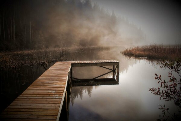 Einsamer Pier an diesem Herbstmorgen