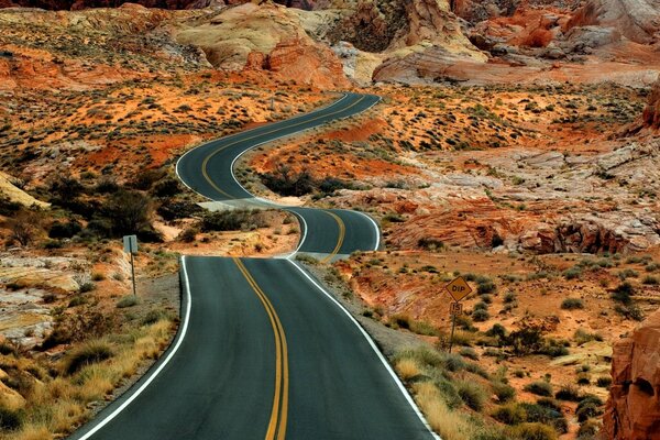 Serpentine through the desert to the mountains