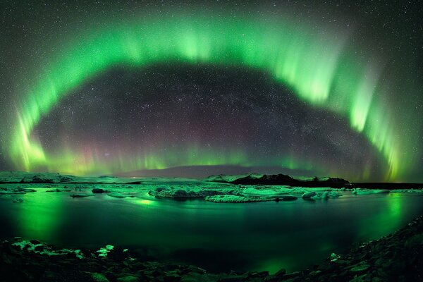 Aurora boreale in Islanda che si riflette nel lago