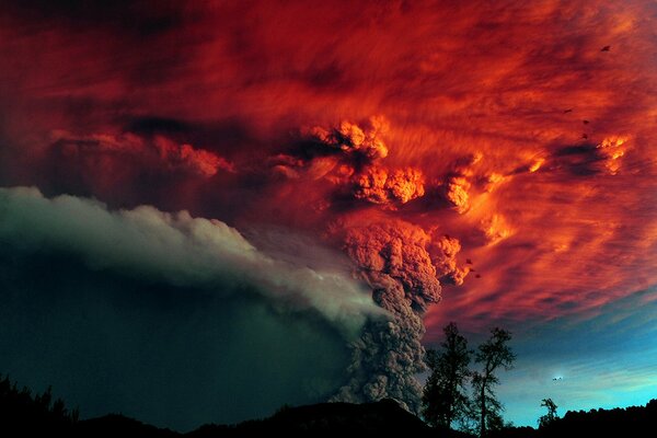 Erupción volcánica en el cielo rojo