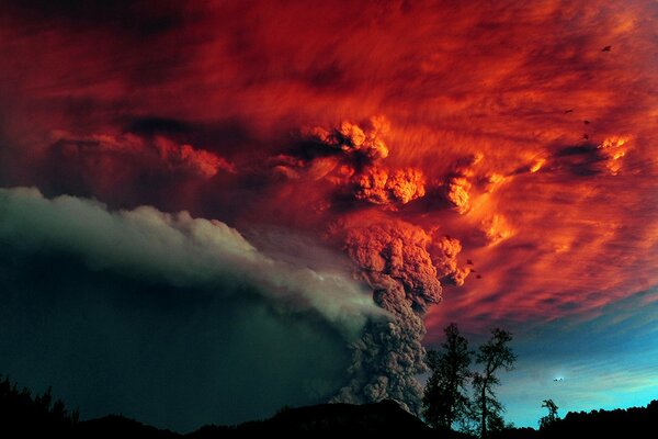 Eruzione vulcanica nel cielo rosso