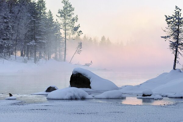 Matin glacial sur une rivière orageuse