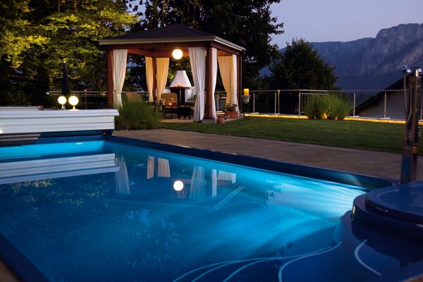 Gazebo avec piscine sur fond de paysage