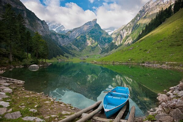 Crystal clear lake in the middle of the mountains