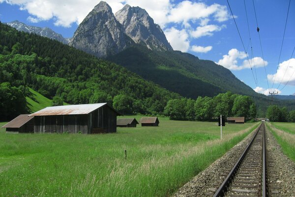 Eisenbahn in der Nähe der Berge