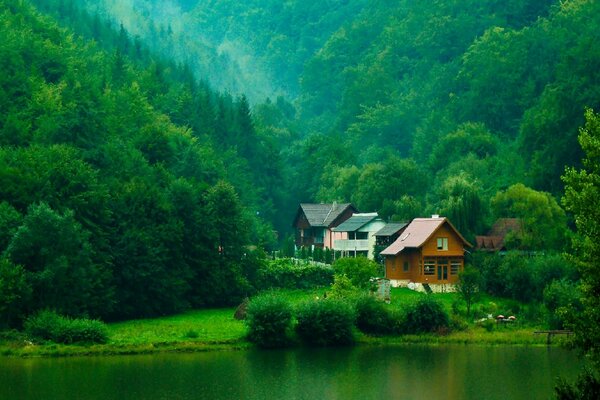 Acogedoras casas a orillas del río