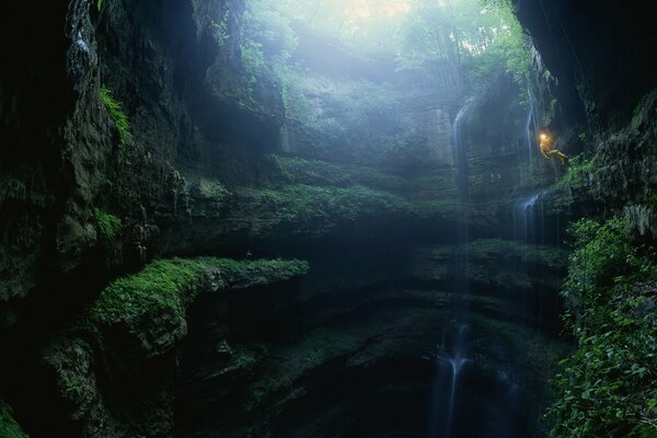 Dozent Schlucht Höhle und Wasserfall