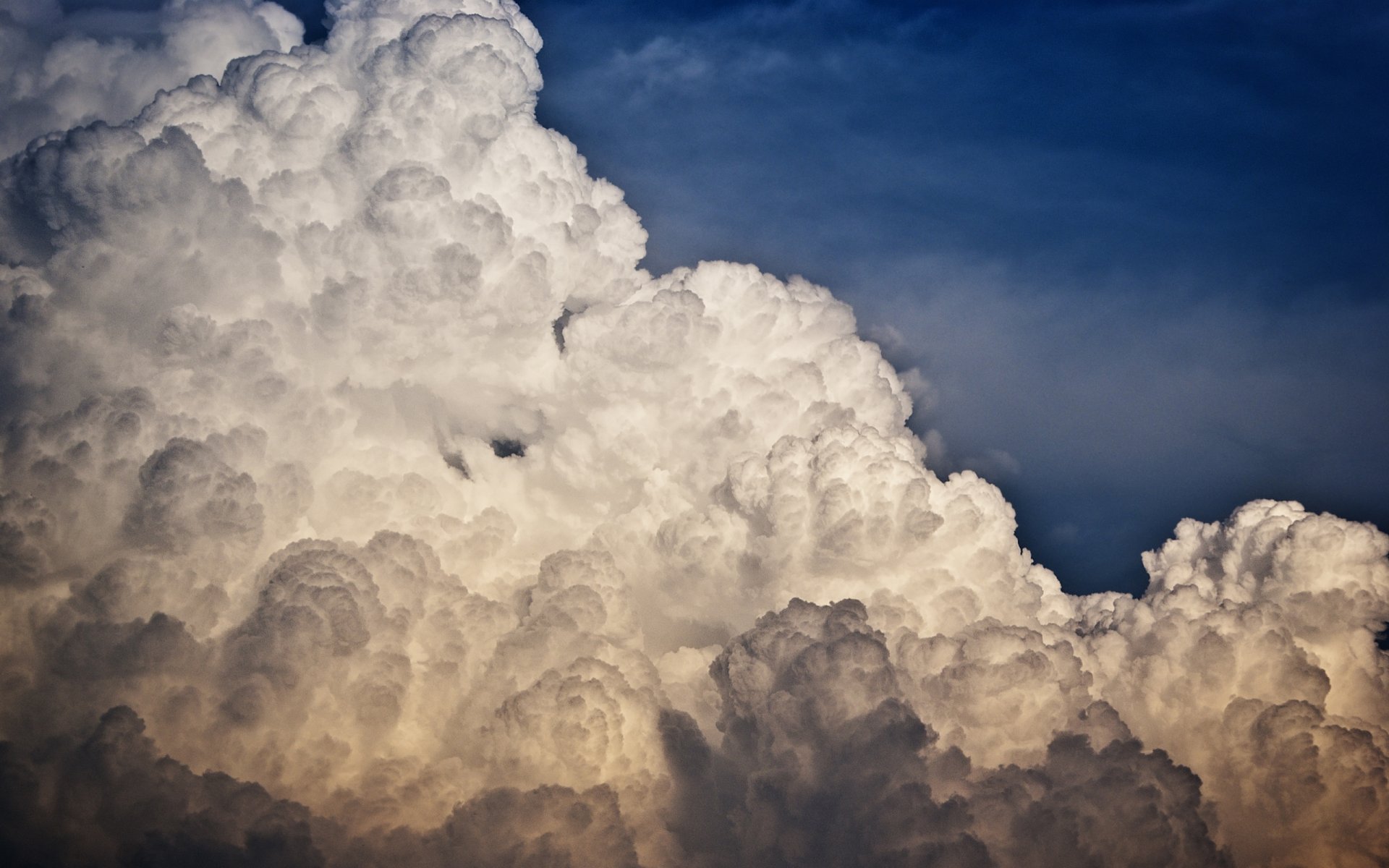 dense nuages ciel