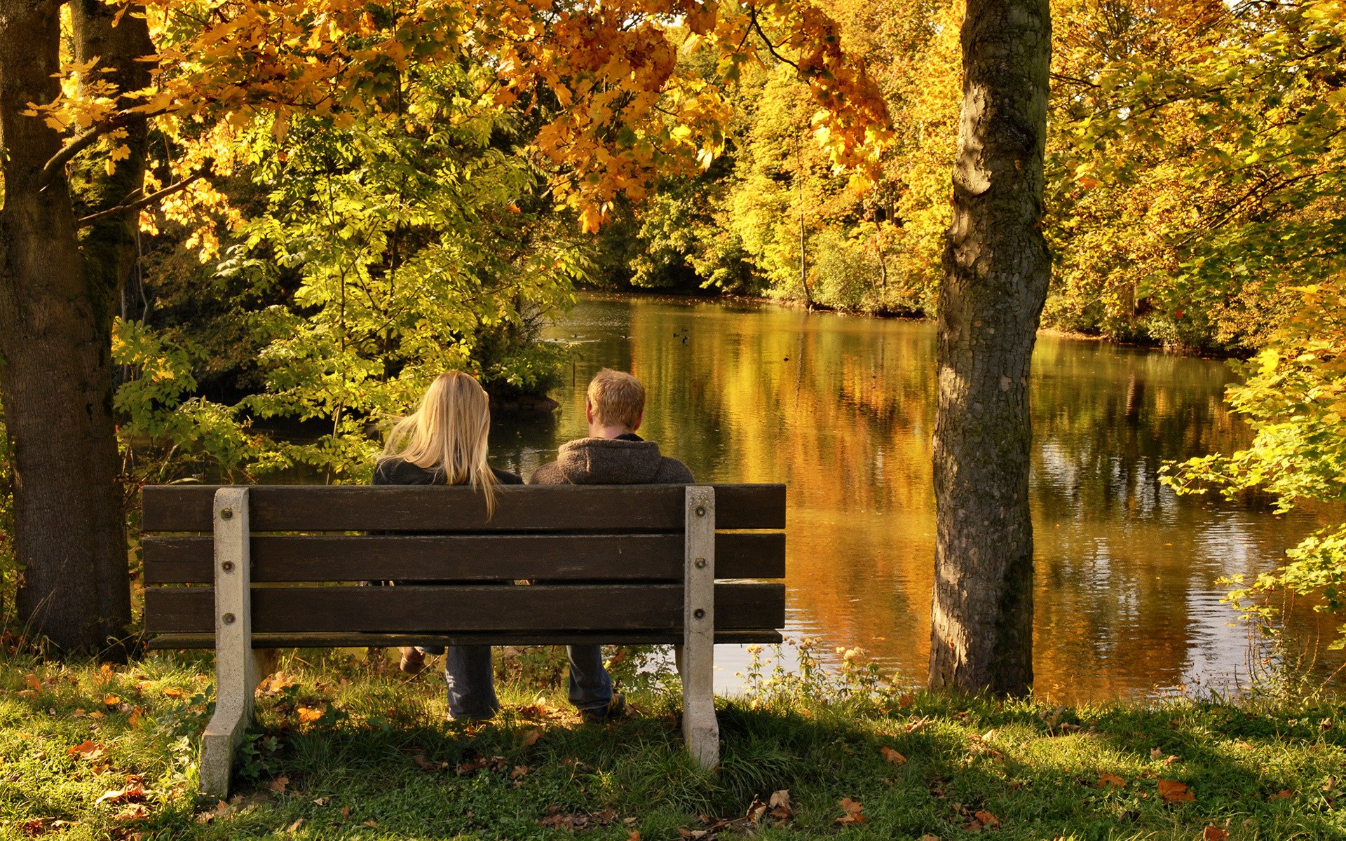 park stimmung jungs mädchen freundschaft spaziergang herbst