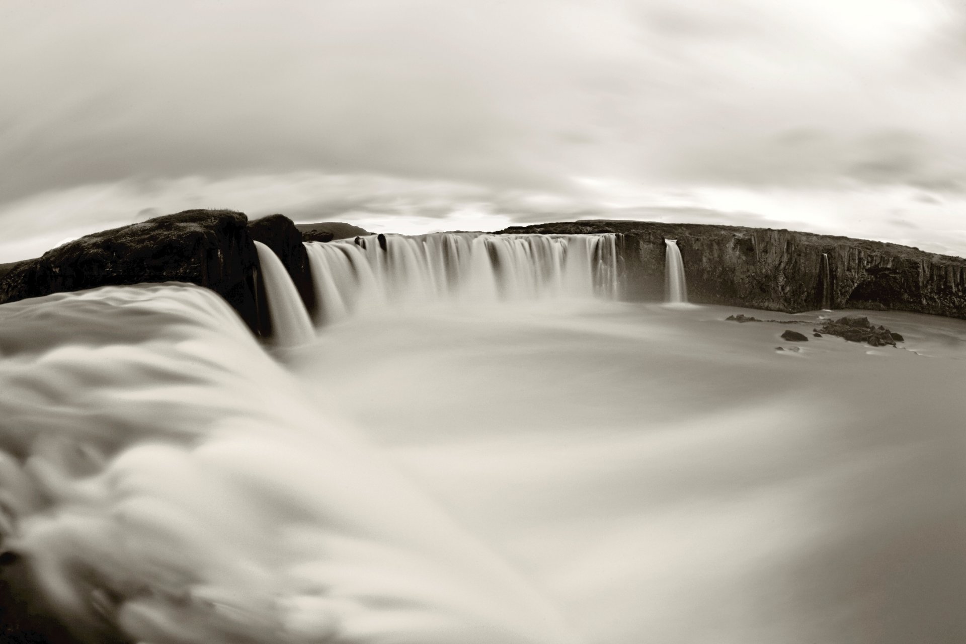 schwarz und weiß wasserfall schönheit