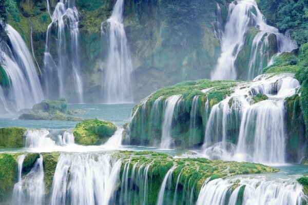 Atemberaubende kaskadierende Wasserfälle im Wald