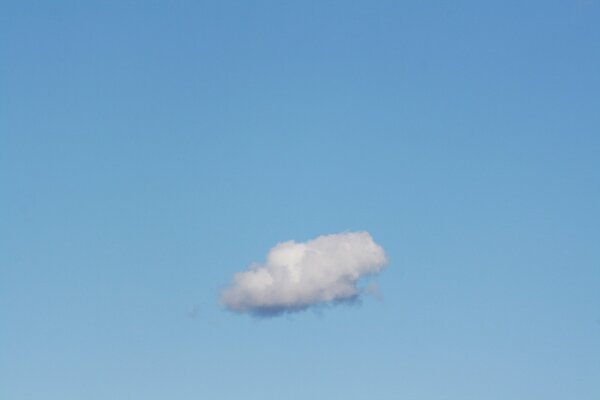 Nuage solitaire dans le ciel bleu