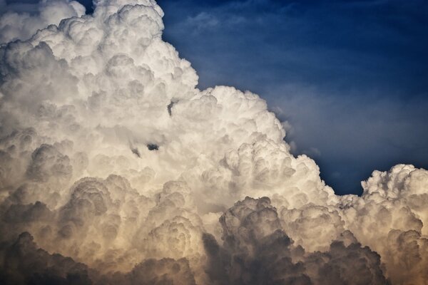 Solche dichten Wolken schmückten diesen Herbsthimmel