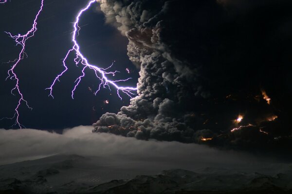 Das Element der Natur der Wolken mit Blitz