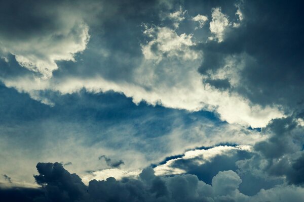 Przedstawia obraz spokoju niebo w chmurach