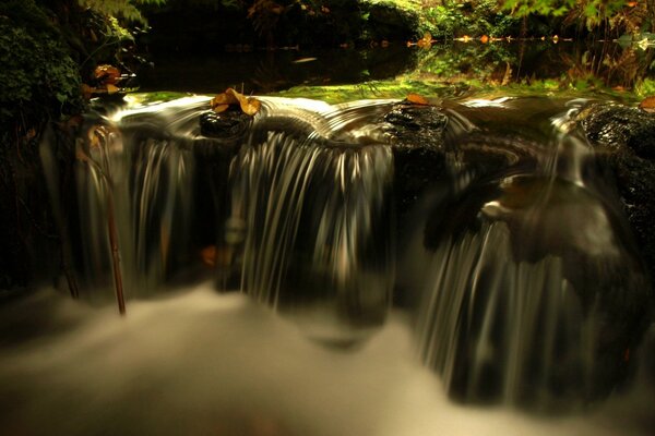 Ein kleiner Wasserfall im Schoß der Natur