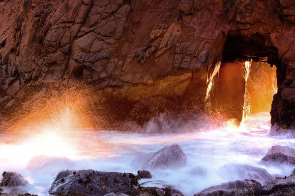 Posta luminosa della luce attraverso la randa Marina nello spruzzo d acqua