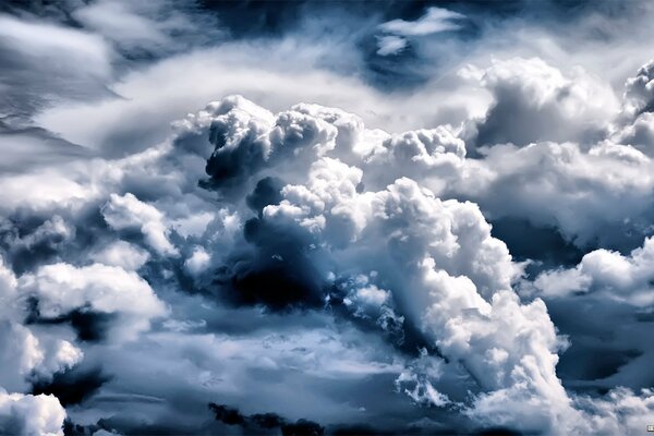 Nuages épais et bleus dans le ciel