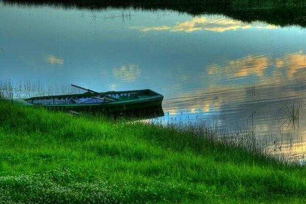 Am grünen Ufer steht ein einsames Boot