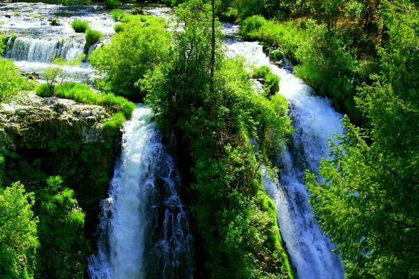 Ein riesiger Wasserfall ist hellgrün