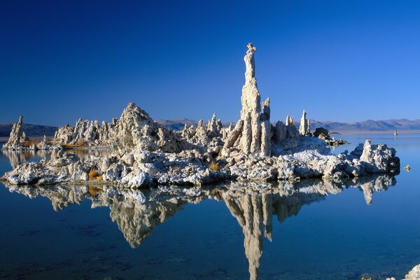 Paesaggio delle montagne con riflessione nel lago