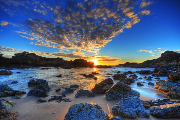 Incroyable coucher de soleil sur la plage de pierre