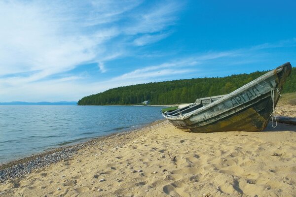 Bateau debout sur le lac