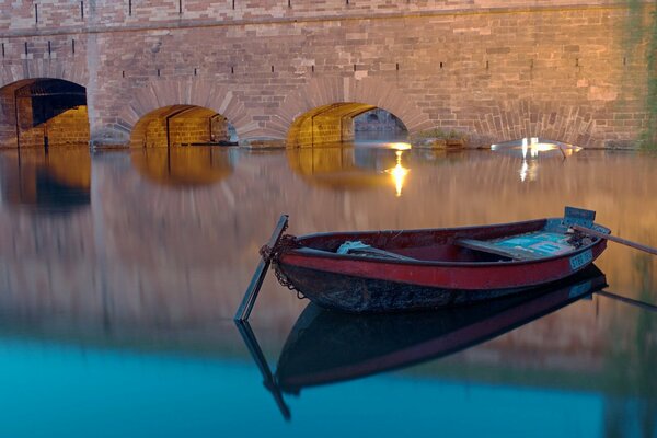 Barco en el canal de agua de la tarde cerca del puente de Estrasburgo