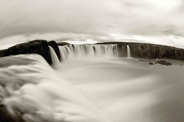 El póster en blanco y negro de la cascada es impresionante