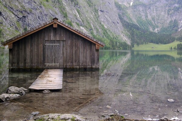 Hütte mit Pier am Bergsee