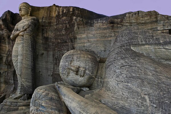 Stein-Buddha-Statuen, die in Felsen gehauen sind