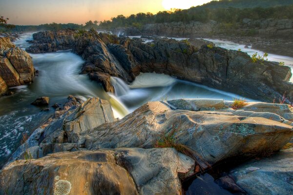 Marble mountains are shrouded in the warm current of the river