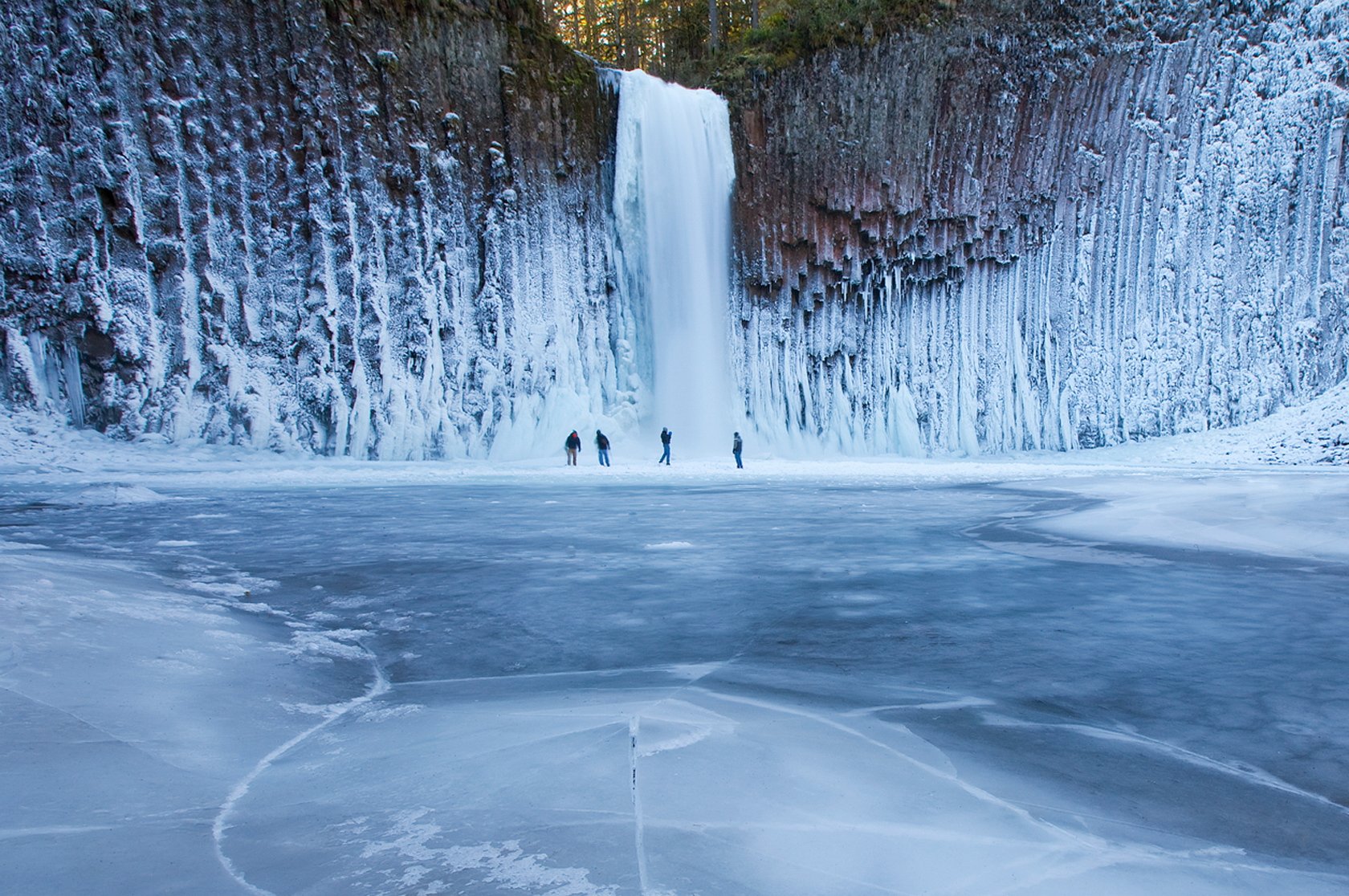 cascade glace hiver gens