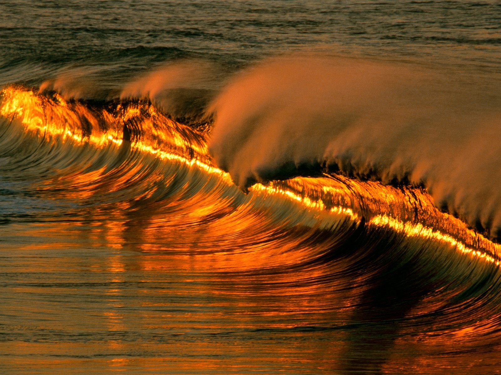 vague coucher de soleil mer eau