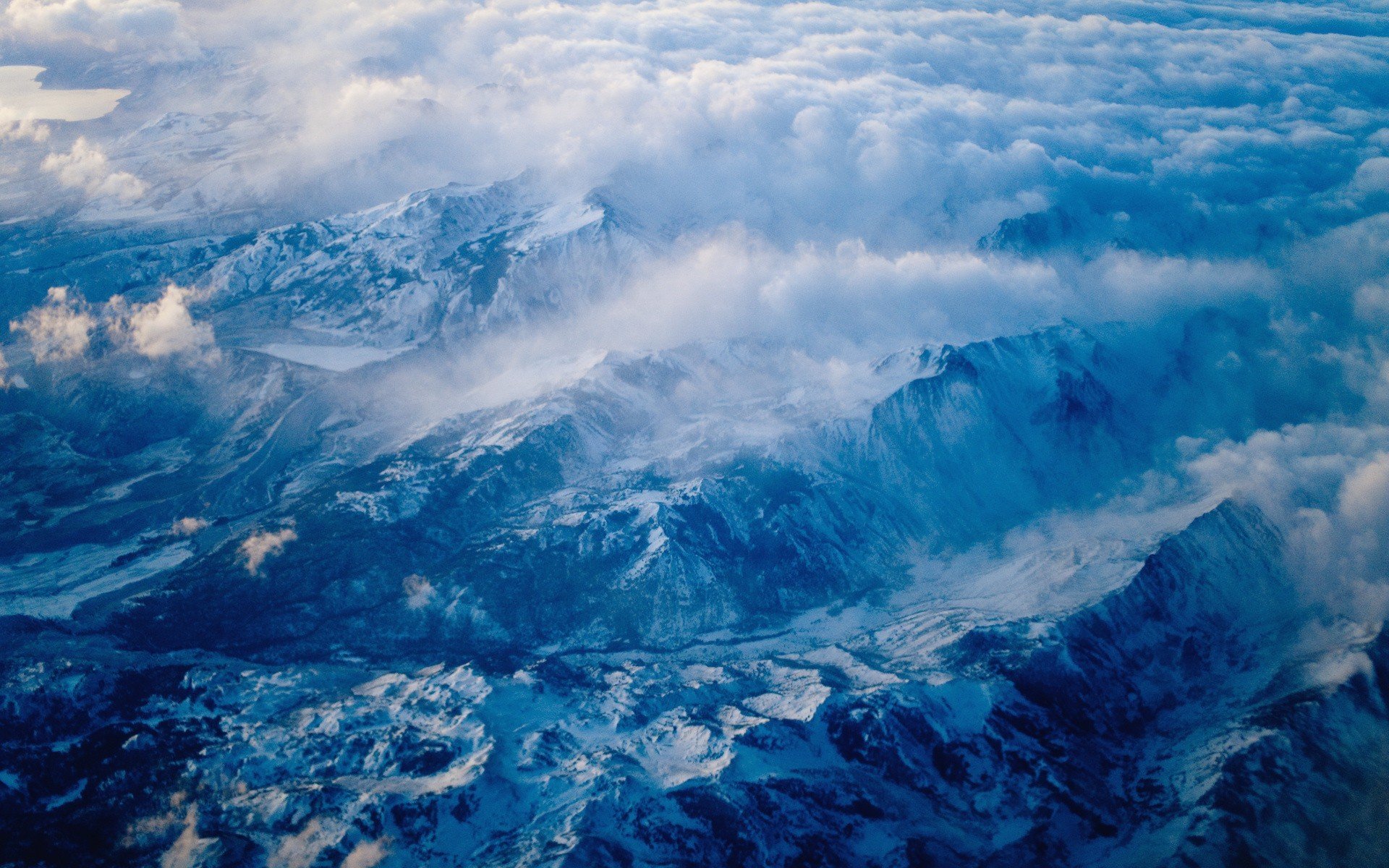 montañas nubes azul