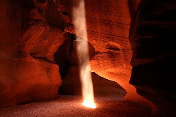 Un rayo de luz en la cueva naranja