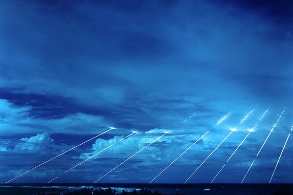 Rayos de luz en el cielo apretado