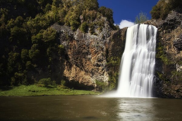 Hermosa gran cascada en Nueva Zelanda