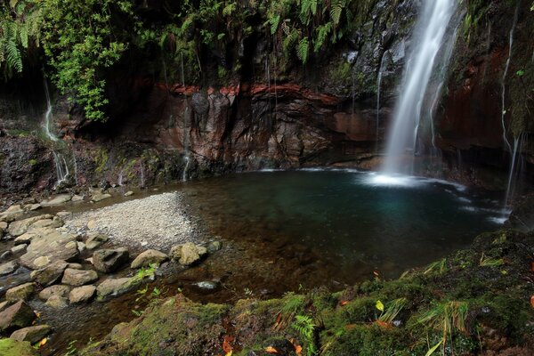 Bella cascata tra le pietre