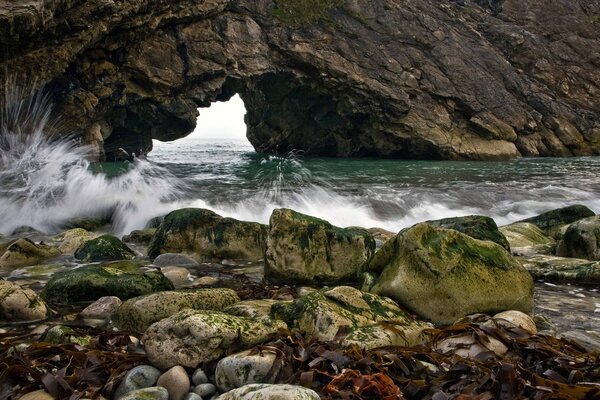 El océano que golpea las rocas en las rocas