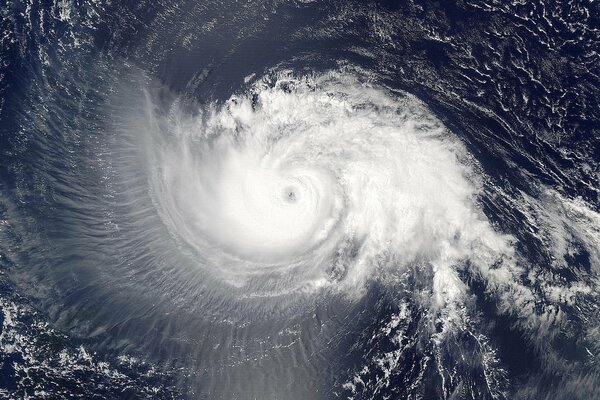 El océano en espiral durante un ciclón