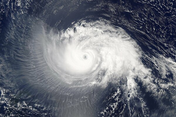 Océan en spirale pendant un cyclone