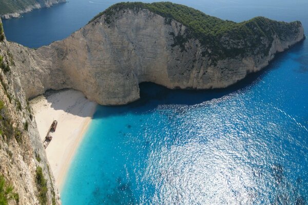 Immagine della spiaggia tra le scogliere sull oceano