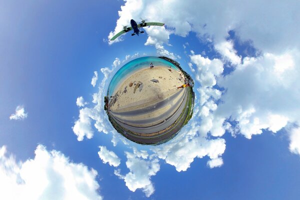 Aereo intorno alla spiaggia di mare