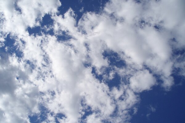 Nubes suaves y blancas en el cielo azul en un día de verano